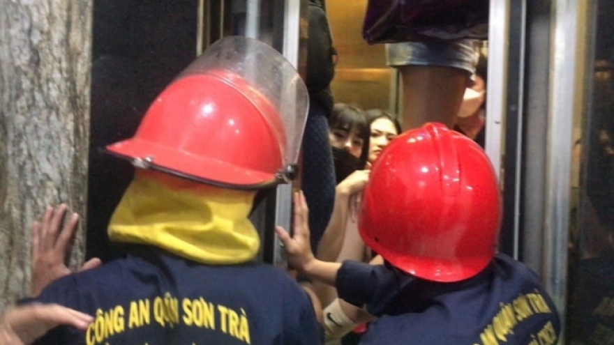 30 phút giải cứu 8 người mắc kẹt trong thang máy lúc rạng sáng