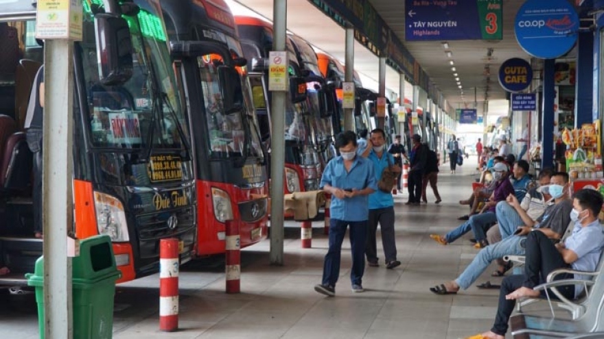 Crowds descend on southern bus station ahead of Tet