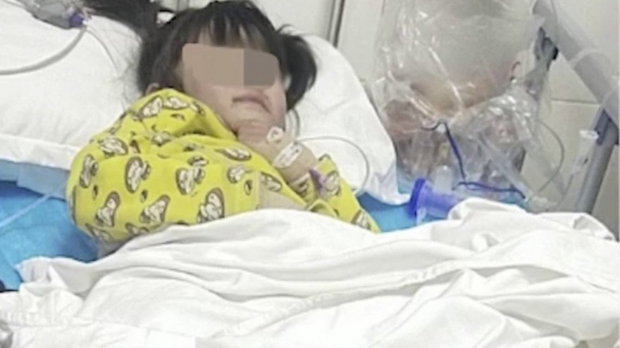 Bị cha ruột và “dì ghẻ” bạo hành, bé gái 5 tuổi phải nhập viện trong tình trạng nguy kịch