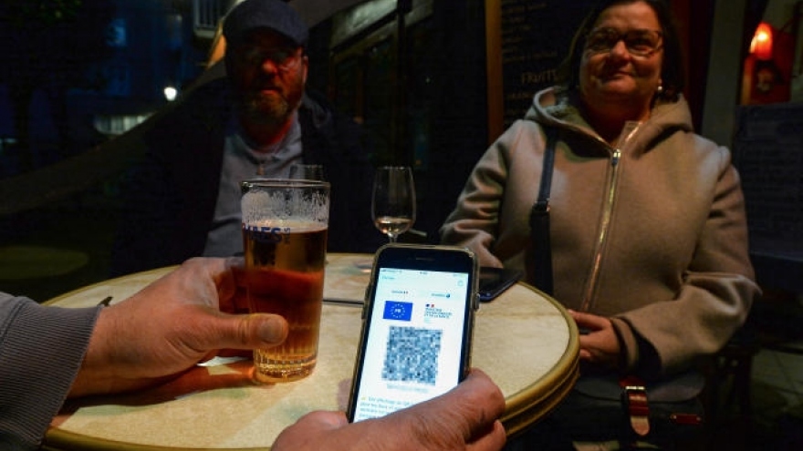 Thượng viện Pháp thông qua dự luật “Thẻ vaccine”