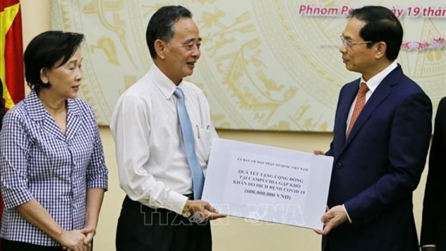 Foreign Minister delivers Tet gifts to needy Vietnamese Cambodians