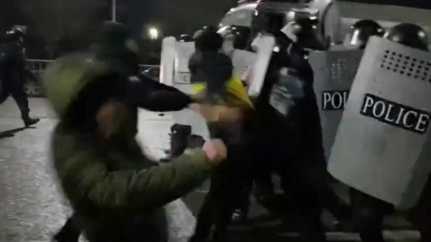 Bạo lực dữ dội ở Kazakhstan, phe biểu tình lao thẳng vào lá chắn cảnh sát đánh loạn xạ