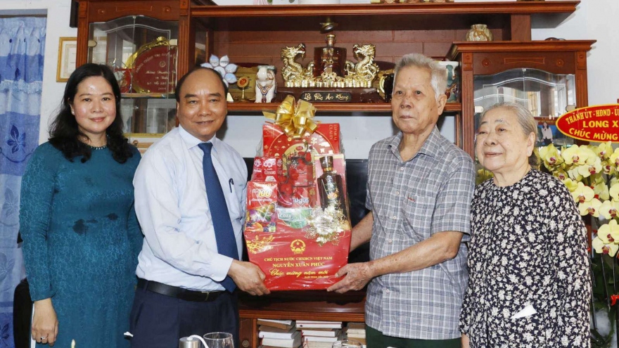 Chủ tịch nước trao quà Tết cho gia đình chính sách, hoàn cảnh khó khăn tại An Giang