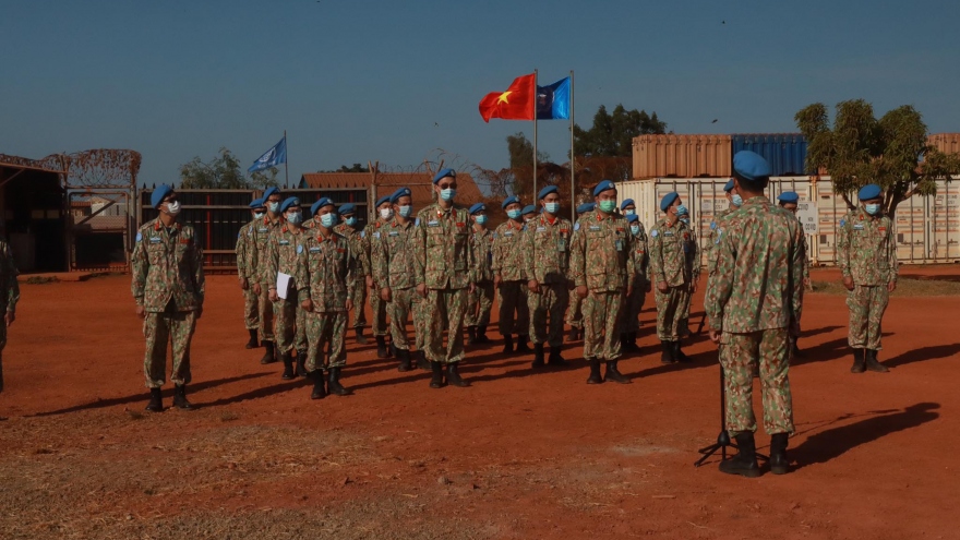 Lính mũ nồi xanh Việt Nam chào cờ đón năm mới tại Nam Sudan 