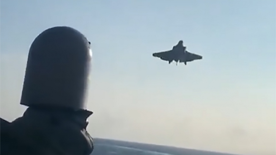Video khoảnh khắc cuối cùng của F-35C rơi ở Biển Đông được quay từ tàu USS Carl Vinson