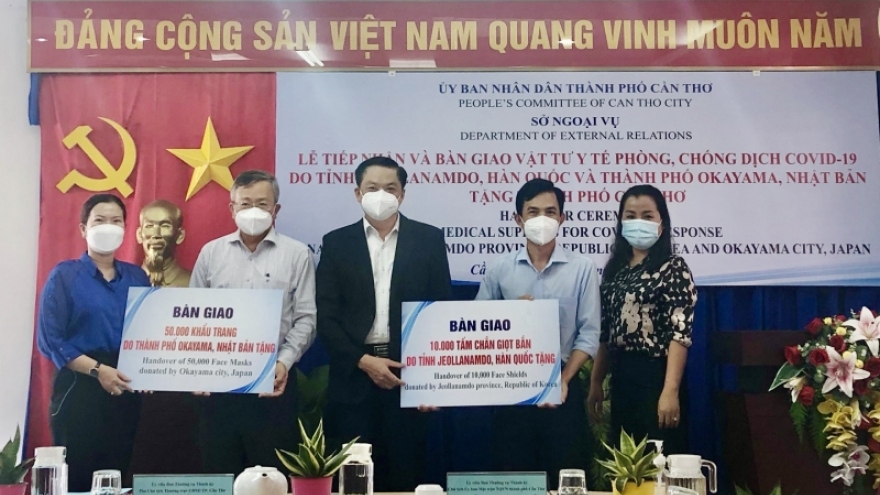 Cần Thơ tiếp nhận hỗ trợ trang thiết bị y tế phòng, chống dịch từ Hàn Quốc và Nhật Bản