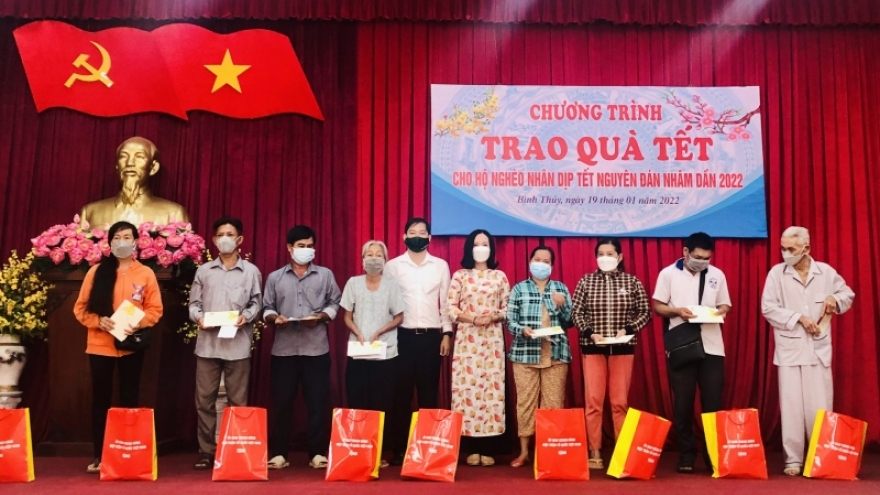 Cần Thơ trao 28 sổ tiết kiệm cho trẻ mồ côi do Covid-19