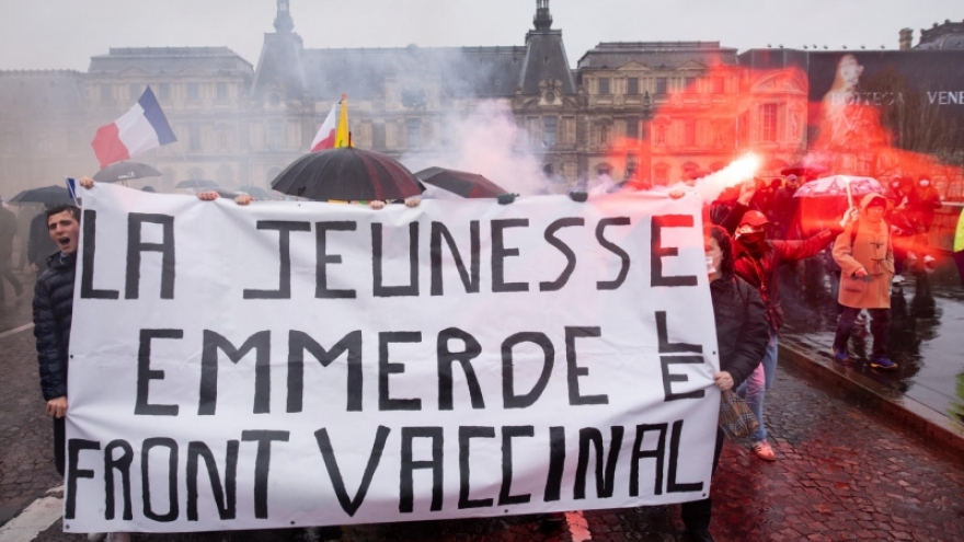 Hơn 100.000 người Pháp xuống đường biểu tình chống “thẻ vaccine” 