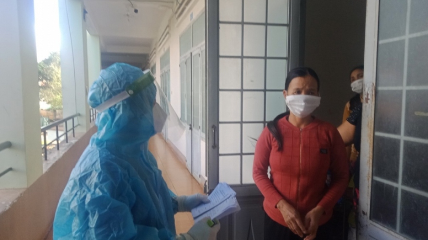 Nữ điều dưỡng ở Đắk Lắk tận tình với bệnh nhân Covid-19