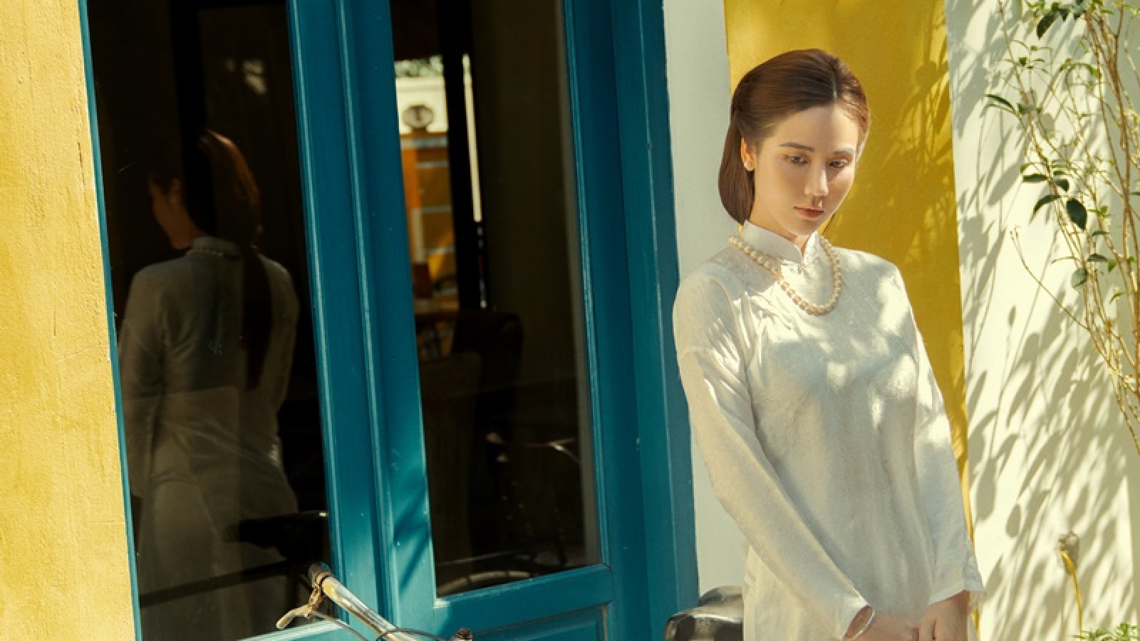 Huyền Lizzie đẹp dịu dàng với áo dài xưa đón năm mới     