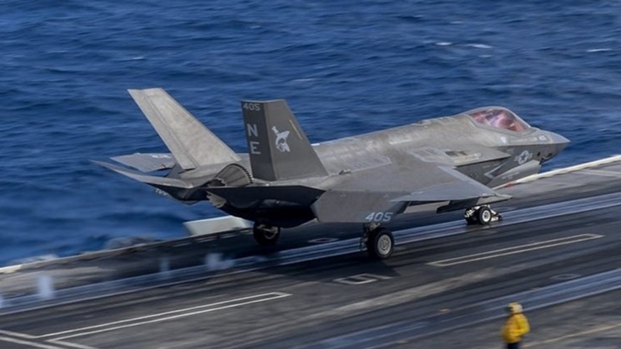 F-35 lao xuống boong tàu sân bay Mỹ ở Biển Đông khiến 7 người bị thương