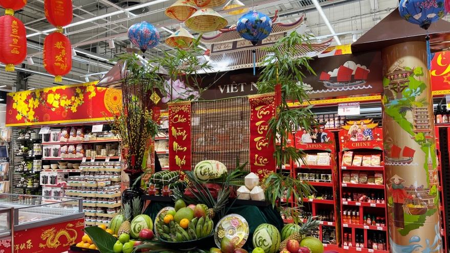 Tưng bừng quầy hàng Tết Việt tại siêu thị Carrefour, Pháp