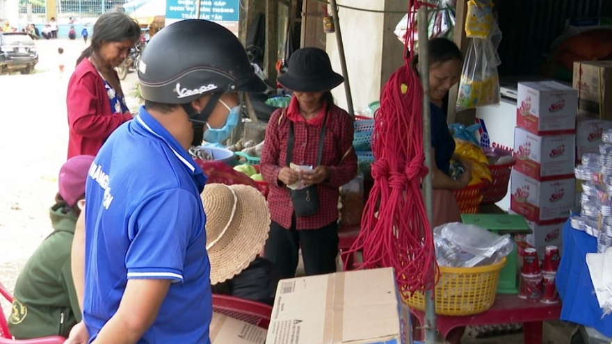 Quảng Nam đưa hàng bình ổn giá phục vụ đồng bào miền núi