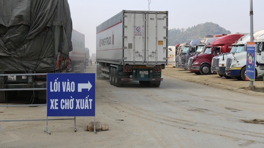 Nhận hối lộ 200 - 300 triệu đồng/xe để "làm luật, xếp lốt" ở cửa khẩu Lạng Sơn