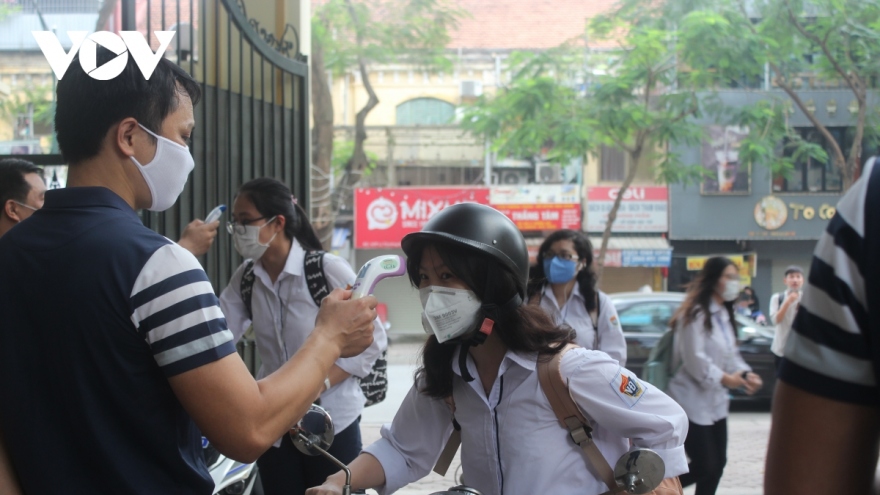 Sáng nay, TP.HCM và nhiều địa phương cho học sinh trở lại trường