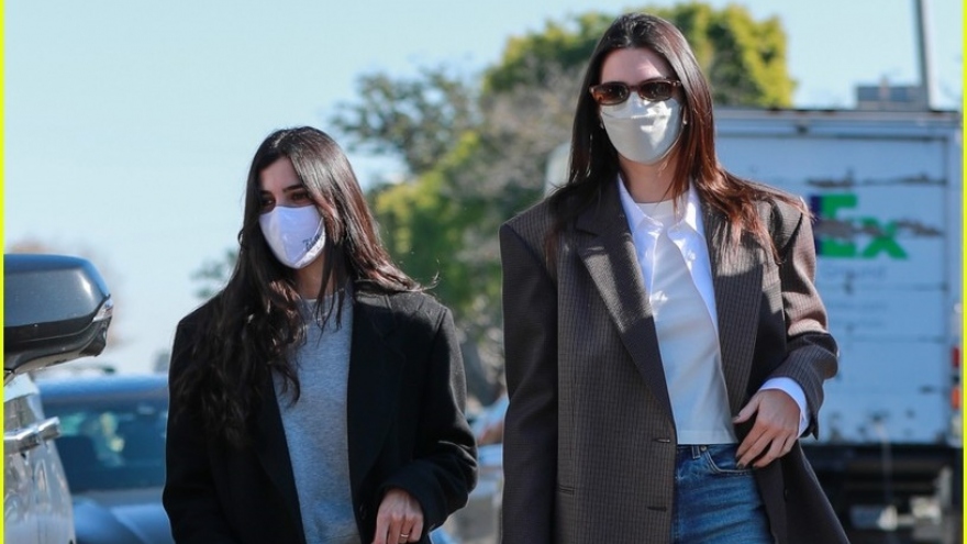 Kendall Jenner diện blazer thanh lịch đi chơi cùng bạn thân sau tin đồn đính hôn
