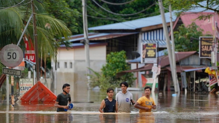 Lũ lụt hoành hành ở 7 bang của Malaysia, nhiều người chết