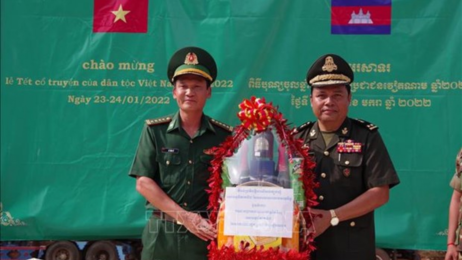 Cambodian armed forces present Tet gifts to Tay Ninh armed forces