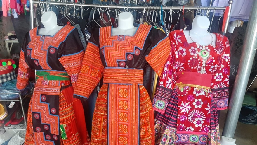 Người góp sức lưu giữ trang phục của phụ nữ Mông