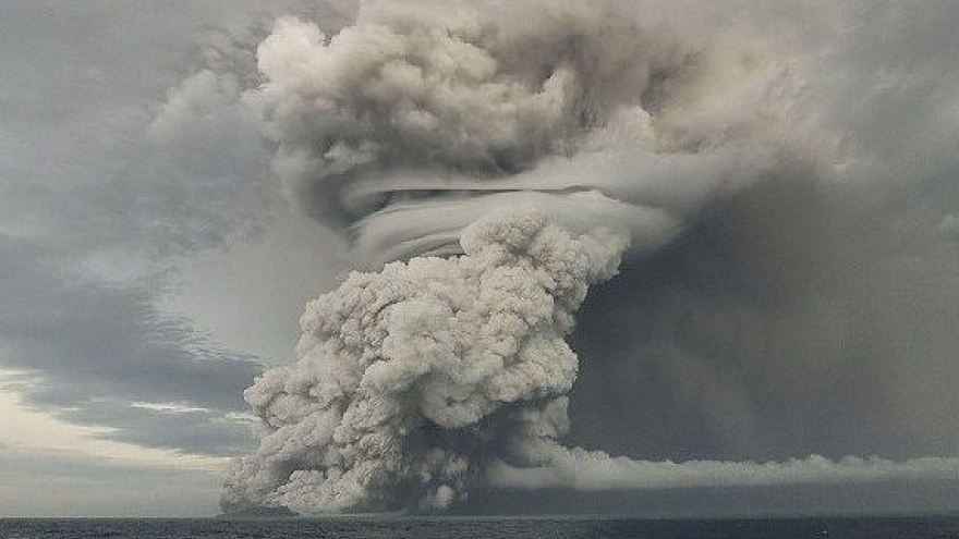 Hình ảnh núi lửa dưới đáy biển phun trào gây sóng thần ở nhiều nước