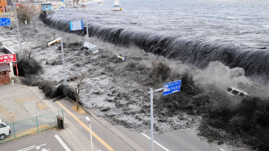 Cảnh báo sóng thần, người dân 8 tỉnh ven biển của Nhật Bản phải sơ tán