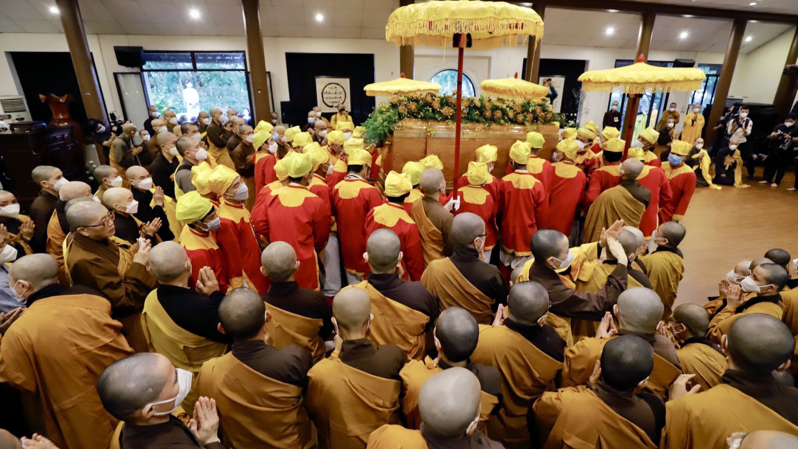 Thousands pay last respect to Zen Master Thich Nhat Hanh