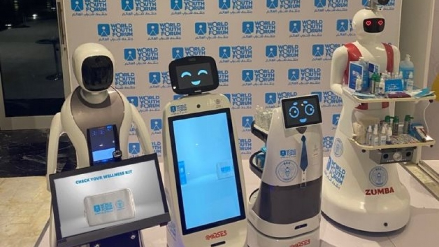 Robot thực hiện an ninh y tế tại Diễn đàn Thanh niên Thế giới
