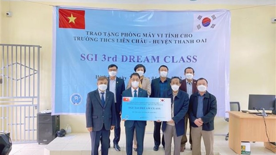 RoK organisation presents computer lab to Hanoi students