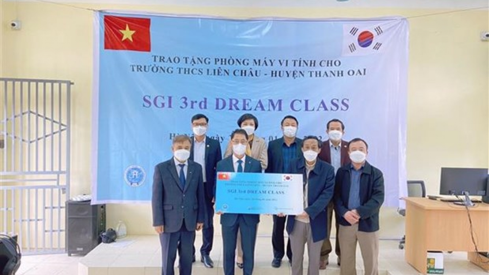 RoK organisation presents computer lab to Hanoi students