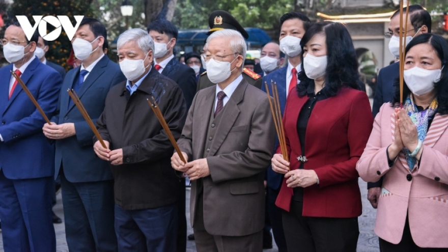 Party leader offers incense to commemorate kings of Ly Dynasty