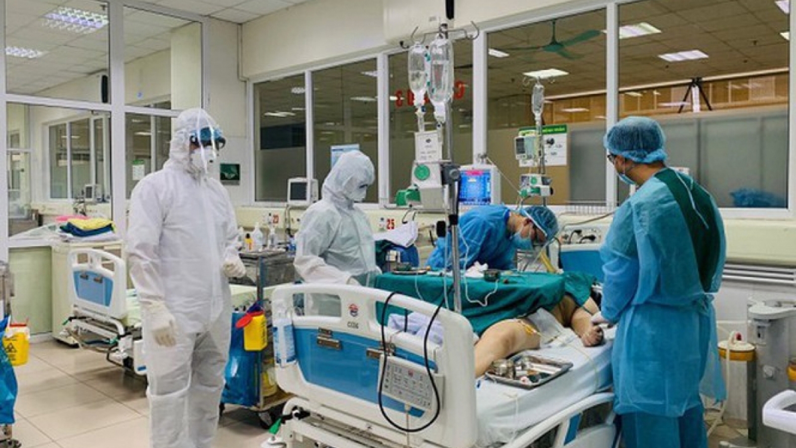 Daily COVID-19 death toll hits six-month record low in HCM City 