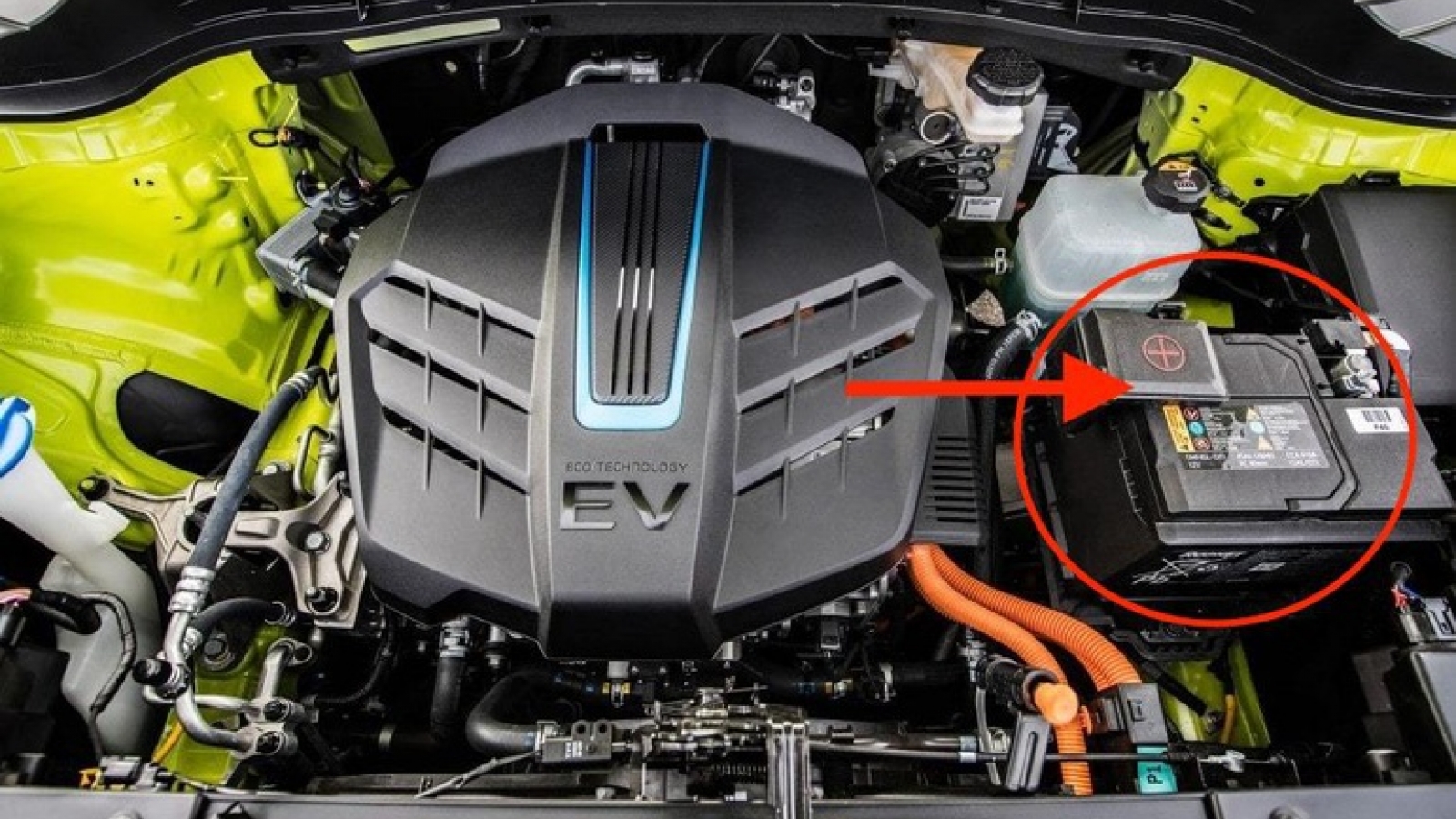 Vì sao ô tô điện vẫn không thể thiếu ắc-quy thường 12V?