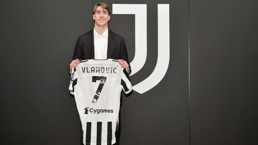 Dusan Vlahovic thừa kế chiếc áo số 7 của Cristiano Ronaldo tại Juventus