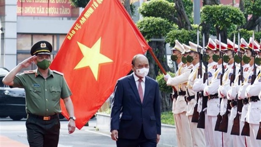 President checks security in HCM City ahead of Tet