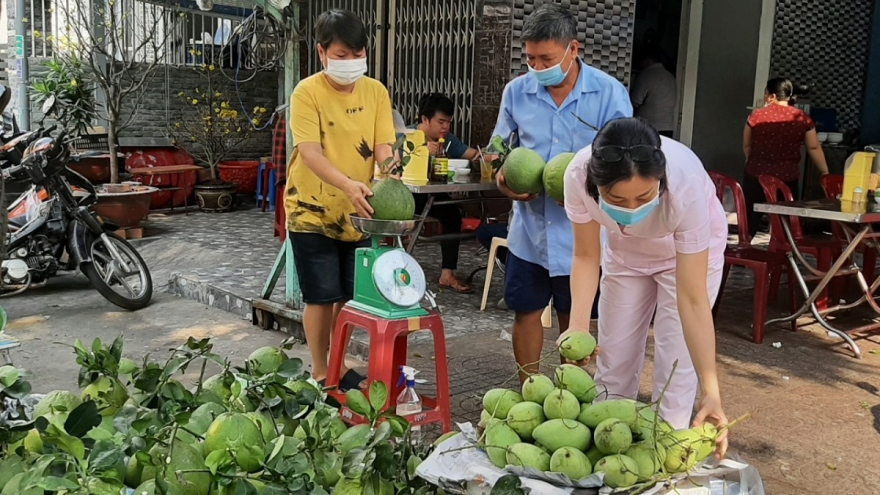 TP.HCM giá trái cây chưng mâm ngũ quả tăng cao