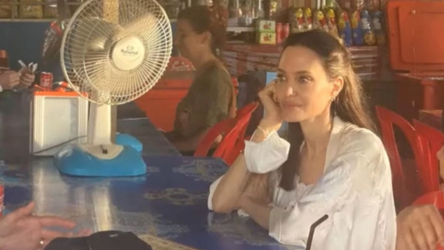 Angelina Jolie đi xe Tuk Tuk, ngồi quán vỉa hè ở Campuchia