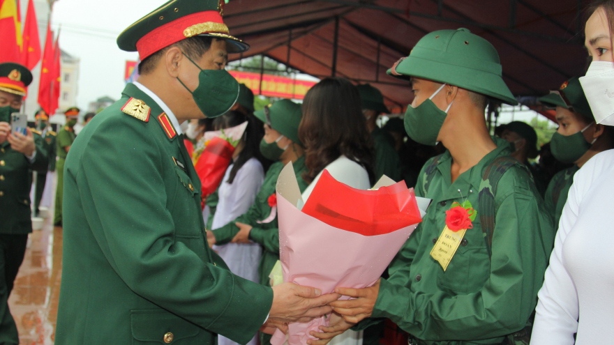 Hơn 2 vạn thanh niên Quân khu 5 hăng hái lên đường nhập ngũ