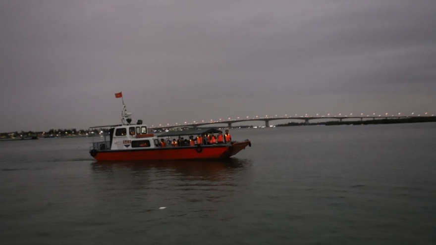 Tìm thấy thi thể 2 nạn nhân là trẻ em vụ chìm tàu tại Cửa Đại, Quảng Nam