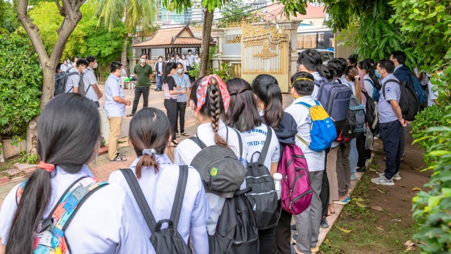 Giáo viên, học sinh mắc Covid-19 ở Campuchia, lớp đó phải tạm nghỉ ít nhất 1 tuần