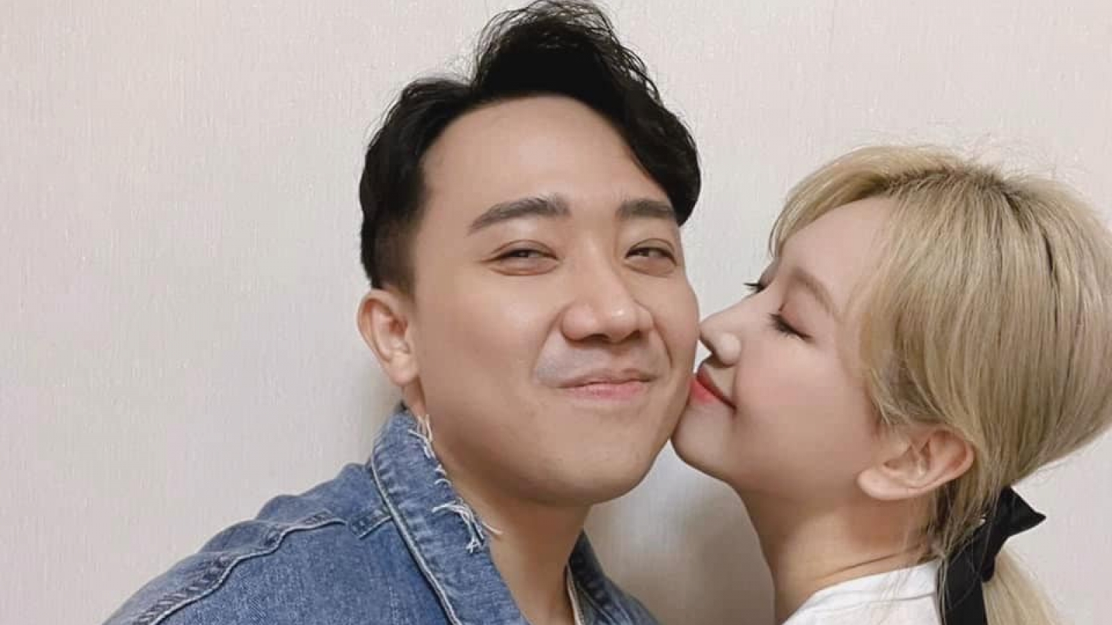 Chuyện showbiz: Hari Won đăng ảnh tình tứ, nhắc khéo Trấn Thành tặng quà Valentine