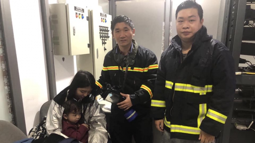 Phá cửa, giải cứu 3 người mắc kẹt trong đám cháy lúc rạng sáng ở Hà Nội