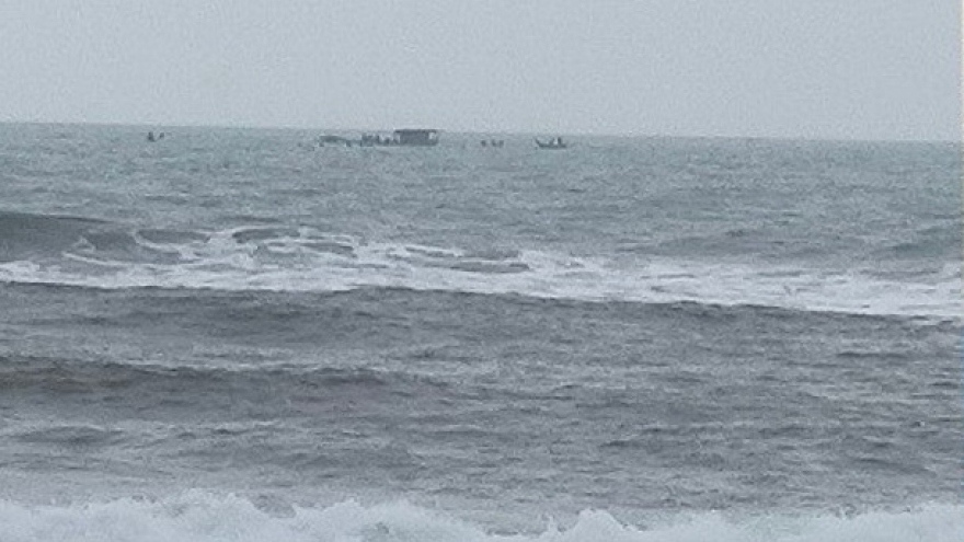 Quảng Trị: Phát hiện tàu không số, không có người trôi dạt trên biển