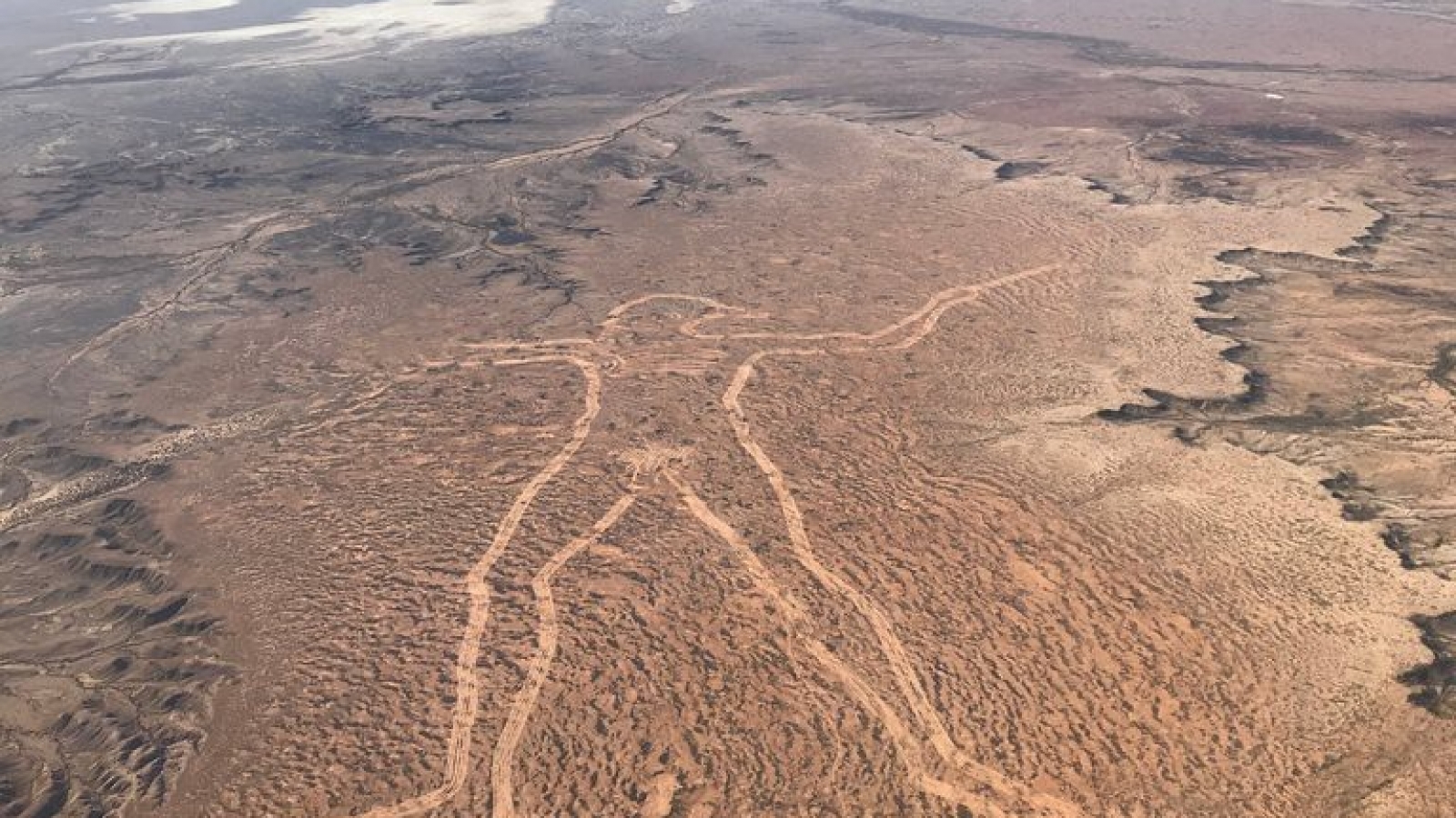 Bí ẩn bao trùm "Marree Man" - Tác phẩm chạm khắc cao 4,2km ở Australia