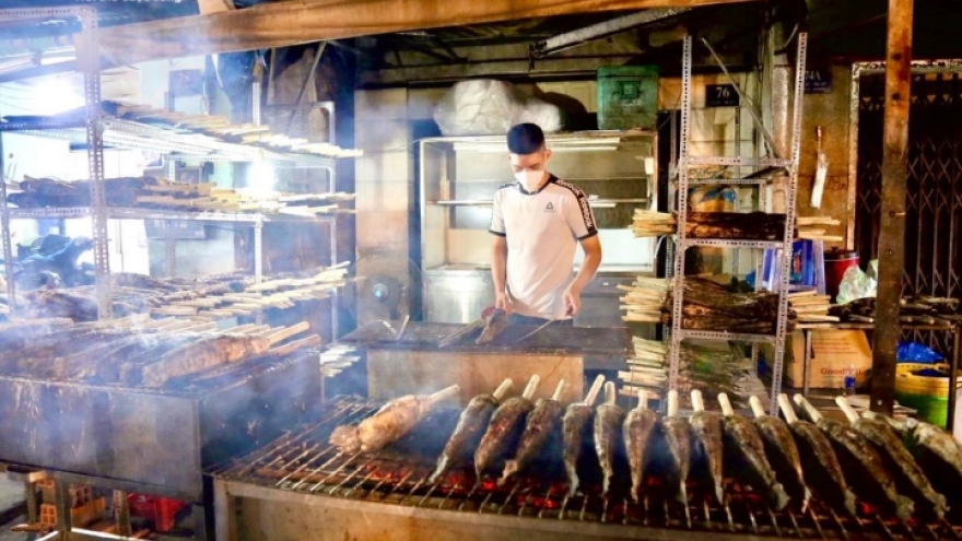 Ngày vía Thần Tài, quán cá nướng gần 5.000 con cá lóc để bán
