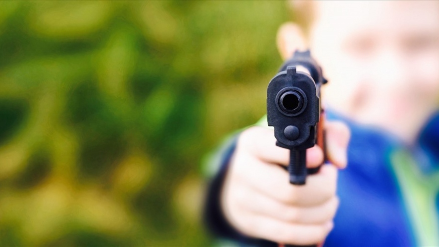 Bé trai 6 tuổi mang súng đã lên đạn đến trường để bắn “zombie”