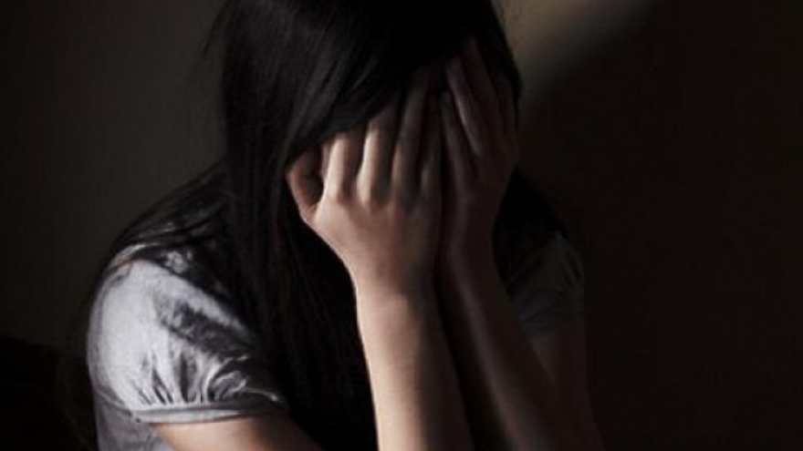 Bé gái 15 tuổi mang thai uống thuốc tự tử vì bạn trai chối bỏ