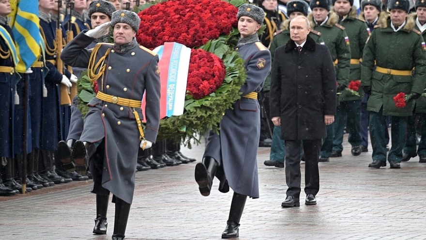 Tổng thống Putin thăm mộ chiến sĩ vô danh cạnh bức tường điện Kremlin