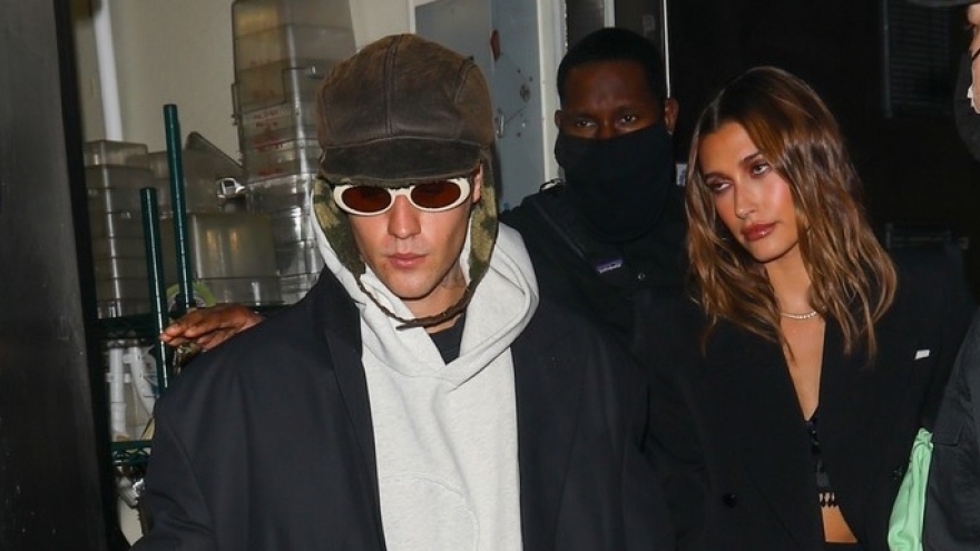 Justin Bieber diện đồ lịch lãm, điển trai đi ăn tối cùng vợ