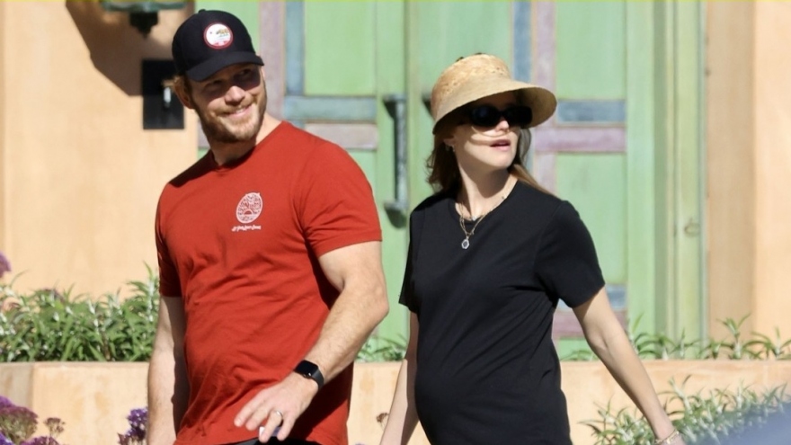 Tài tử Chris Pratt vui vẻ đưa vợ "bầu" đi dạo phố