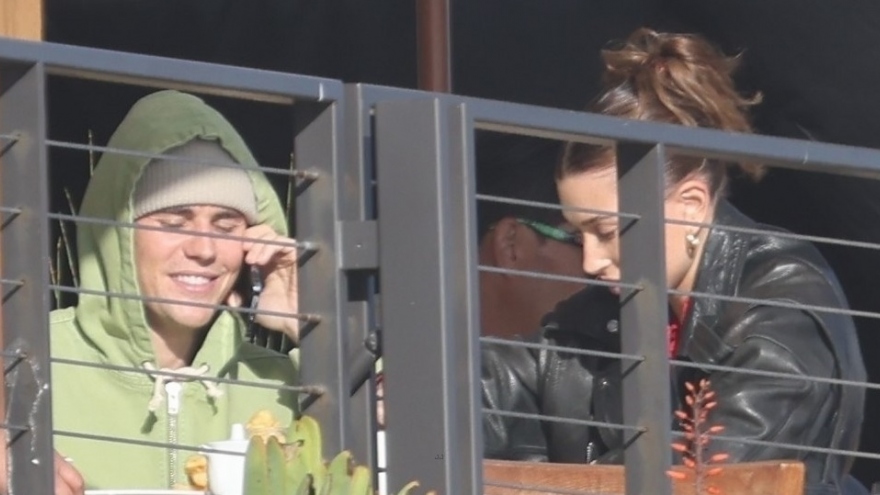 Vợ chồng Justin Bieber lên đồ phong cách, hẹn hò ăn trưa lãng mạn tại nhà hàng